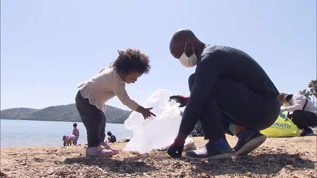 海岸に漂着するプラスチックごみの数々に驚き…約８０人が牛窓海水浴場で清掃活動【岡山・瀬戸内市】