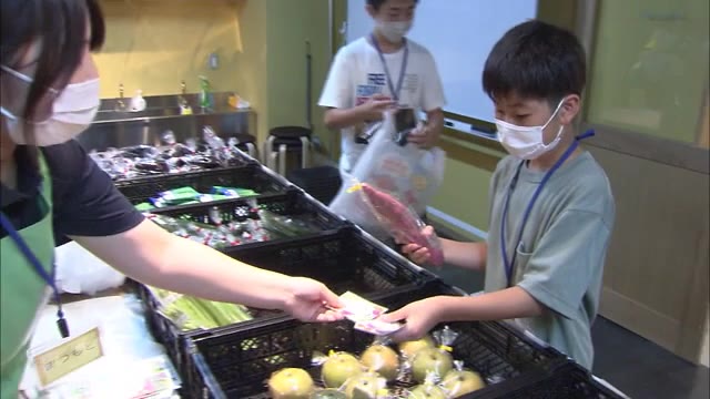 讃岐おもちゃ美術館で「香川県クイズ」　正解した子供たちが県産野菜や果物をお買い物【香川・高松市】