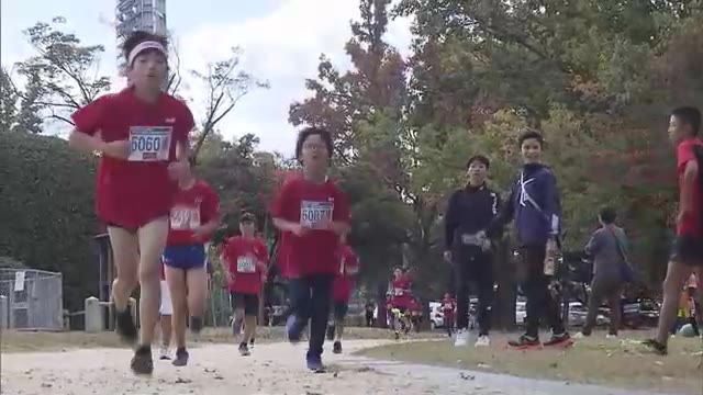 秋晴れの中、元気な児童７０３人が “健脚”競う　 ４年ぶりの「ちびっこ健康マラソン」【岡山・岡山市】