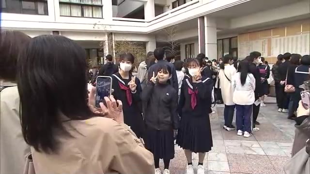 自分の受験番号がある掲示板の前で喜びを叫ぶ…４３５２人にサクラ咲く！香川県公立高校で一般入試合格発表