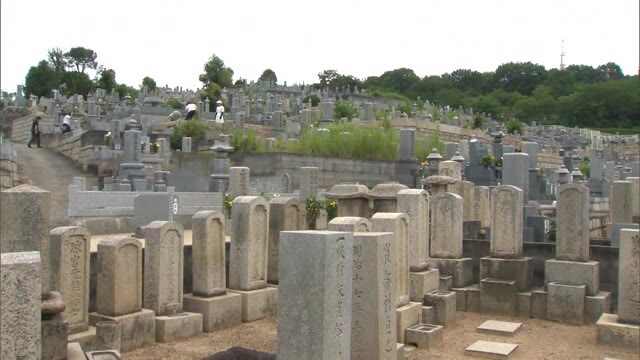 お盆の墓参り…線香や花を供えて先祖の霊を慰める【岡山・岡山市】