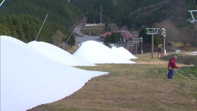 急ピッチで雪づくり…スキー場で造雪機を使ったゲレンデ整備【岡山・新見市】