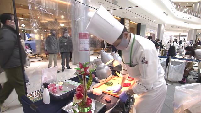 お菓子作りの技術を披露　専門学校生が商業施設でクリスマスイベント【岡山・岡山市】