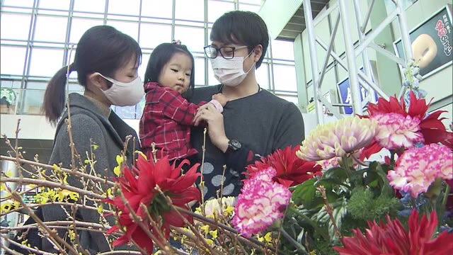 コロナ禍で消費落ち込む香川県産の花をＰＲ　駅でフラワーモニュメントを展示【香川・高松市】