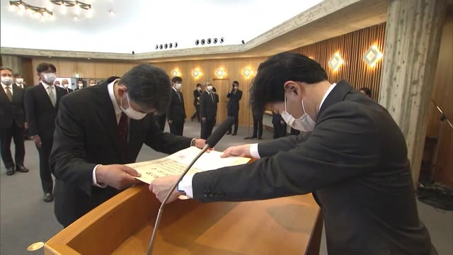 激動する経済情勢のなか県政発展に尽力…知事も感謝　岡山県庁で職員退職の辞令交付式【岡山】