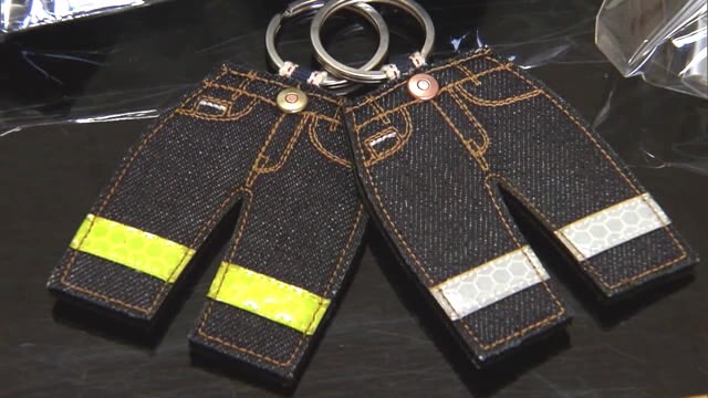 「カバンや水筒などにつけてほしい」特産ジーンズ交通安全キーホルダー新１年生に寄贈【岡山・倉敷市】