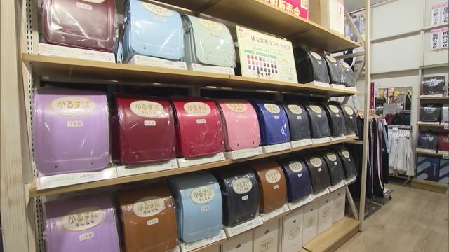 色とりどりのランドセル予約販売会 タブレット用スペース確保にジェンダーレスなデザインも登場【岡山】