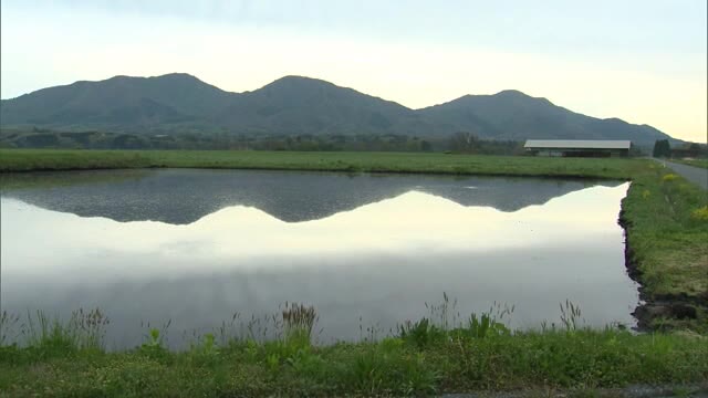 岡山県北 初夏の風物詩　水面が鏡のように反射して映る「逆さ蒜山三座」　【岡山・真庭市】