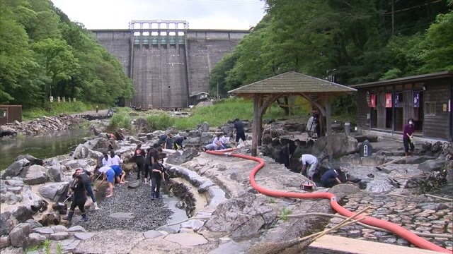 露天風呂をきれいにしてお待ちしています！　緊急事態宣言解除を前に砂湯の大掃除　【岡山・真庭市】