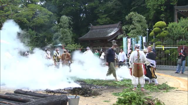 焚き上げた木の上を素足で歩く…「火渡り」　四国霊場の大窪寺で大護摩法要【香川・さぬき市】
