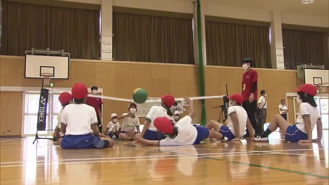 お尻を浮かさない「シッティングバレーボール」の体験授業　慣れない動きに児童は四苦八苦【香川・高松市】