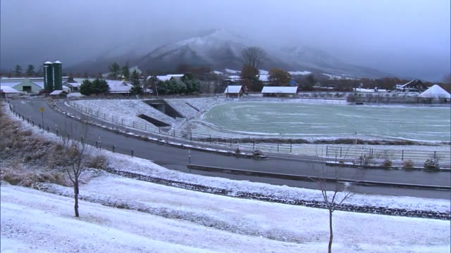 昨年より１８日早い“初雪”…真庭市・蒜山地域の平地で屋根などが雪化粧　鏡野町では除雪車が出動【岡山】