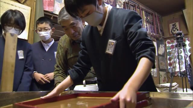 “世界に1つだけ”の卒業証書　手すき和紙作りに挑戦　重要無形文化財「横野和紙」【岡山・津山市】