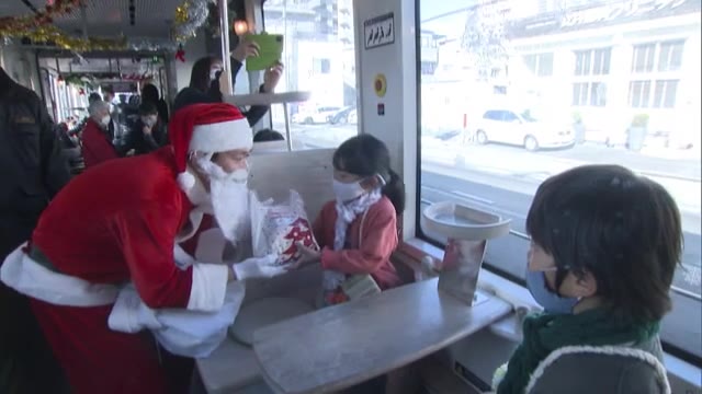 一足早くクリスマス気分♪　クリスマス電車お目見え　１２月２５日まで１日１２往復【岡山・岡山市】