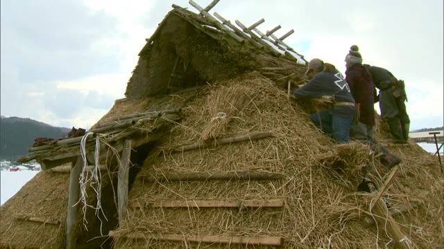 取り換え⇒刈り込み⇒叩き　蒜山で“茅葺き屋根修復作業”一般公開　２月中旬まで　【岡山・真庭市】