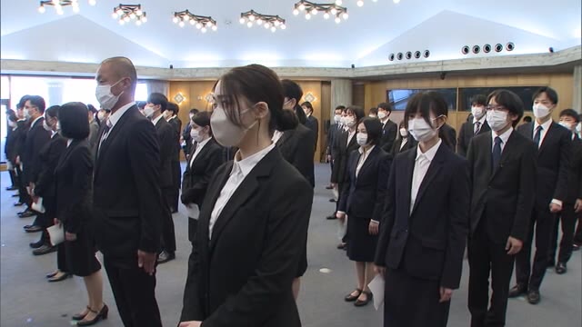 初々しく公務員生活のスタート　岡山県庁で辞令交付式　１８０人を採用【岡山・岡山市】