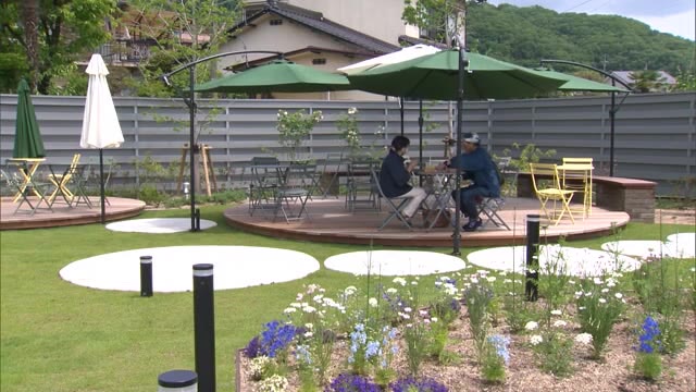 足湯に浸かり“ピクニック気分”　湯郷温泉に癒しの庭園「湯の華ガーデン」がオープン【岡山・美作市】