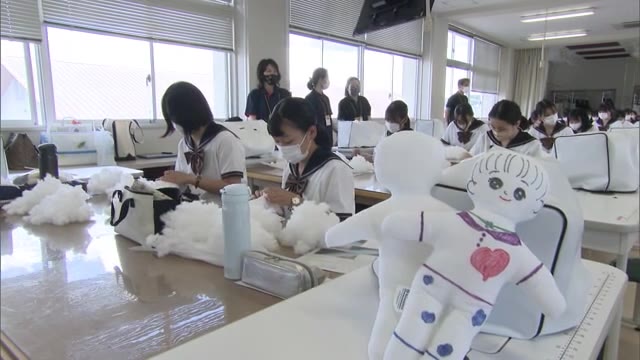 病気と闘う子供の診察をサポート　高校で“白地の人形”キワニスドールを製作　【岡山・岡山市】