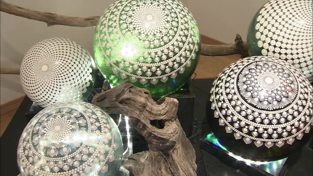 拾った石や空き瓶に…幾何学的な模様や絵柄を生み出す「ドットアート展」９月２５日まで【香川・高松市】