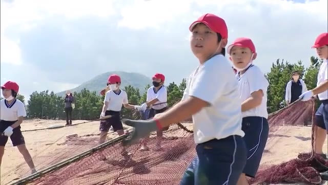 体長６０センチのハマチにタコも…小学生が地引網を体験　地元の海の幸に大興奮【香川・さぬき市】