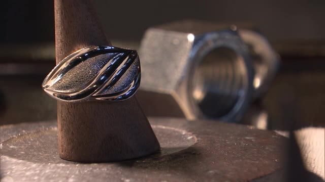 六角ナット⇒指輪に…電動工具を使わず　手作業で削り出す　倉敷で作品展【岡山】