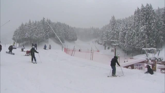 “新雪”が積もったゲレンデでスキーヤーたち待望の初滑り　いぶきの里スキー場がオープン【岡山・新見市】