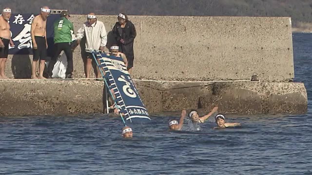 厳しい寒さの中、古式泳法「水任流」の初泳ぎ　高松市の指定無形文化財【香川】
