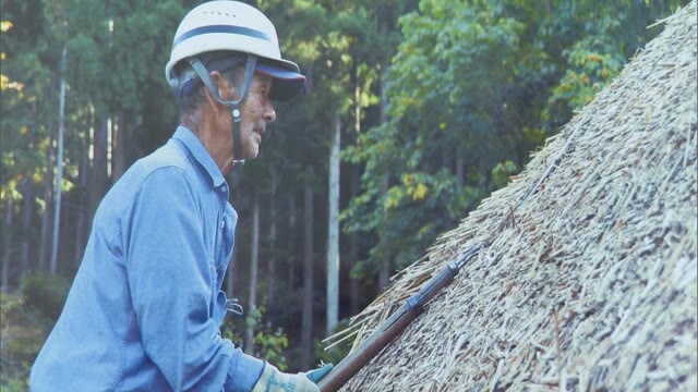 今では貴重…これぞ“茅葺き”修復技術の職人芸　企画展「茅葺き職人　山本進さんの仕事」【岡山・津山市】
