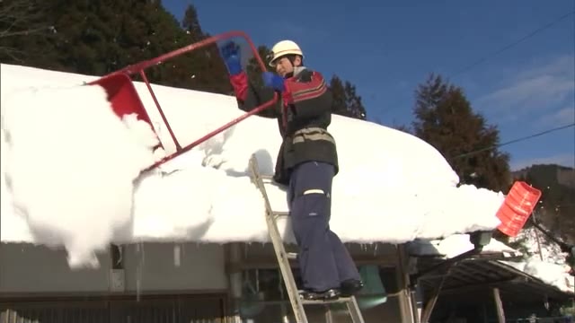 最強寒波が残した「大量の雪」不安解消へ…地元消防団などが高齢者宅の雪下ろし【岡山・津山市】