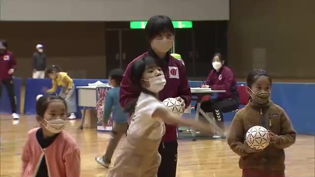子供たちがハンドボールの技を体験！「香川銀行シラソル」現役選手が高松市民の健康作りを応援【香川】