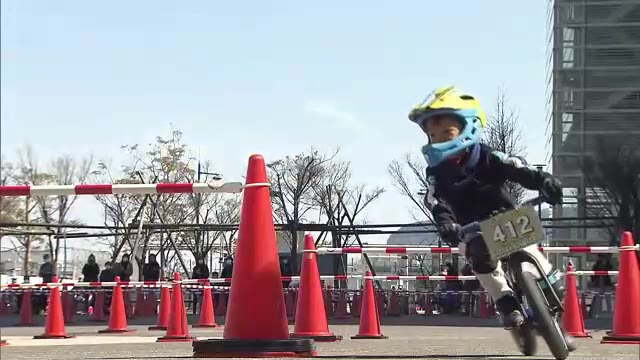 地面を蹴り、スピードに乗って子供たちが疾走！　ペダルのない自転車“ランバイク”の大会【香川・高松市】