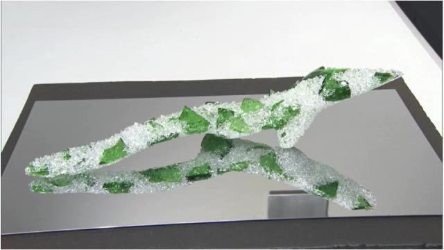 陶器修復の“金継”技法をガラスに取り入れ「環境問題」を問いかける　西中千人さん作品展【岡山・岡山市】