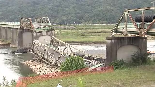 ”切り落とされた橋”一気に崩れ落ち…傾いた「川辺橋」損傷部分の撤去始まる【岡山】