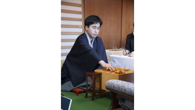 封じ手の前のミスに「話にならない」菅井竜也八段（岡山市出身）敗れる　王将戦七番勝負第２局【岡山】