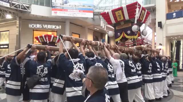 讃岐国分寺太鼓の演奏も加えにぎやかに…高松市中心部の商店街で太鼓台の勇壮な「差し上げ」披露【香川】