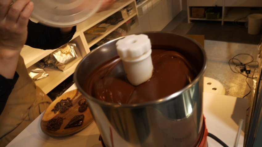 カカオ尽くしの「飲めるパフェ」！？オシャレな「Bean to Bar」を発見！… jalak coffee & cacao（金バク！2021年12月 3日OA）