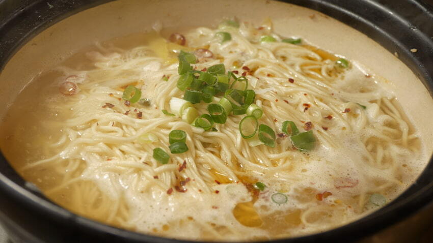 地元民御用達！ピリ辛“丸鶏鍋”が大人気のラーメン居酒屋を発見！…メンヤハチ（金バク！2023年 2月24日OA）