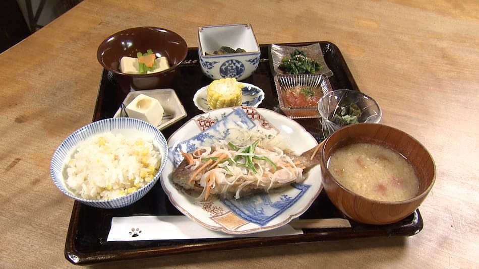 夫婦で営む島カフェで「島ランチ」を満喫！さらに…炭焼きのきび団子も！！ …カフェ＆アンティーク鬼ヶ島倶楽部（金バク！2023年 8月 11日OA）