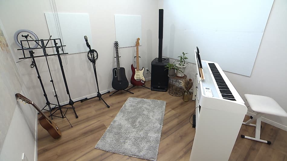 住宅街の中にあるボイストレーニングスクールの先生は、元アイドル！？…Vocal　salon meteor（金バク！2023年 8月 18日OA）