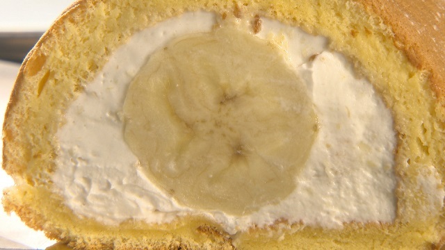 極上の岡山産「もんげーバナナ」が丸ごと1本ド～ン！と入った高級ロールケーキが登場！