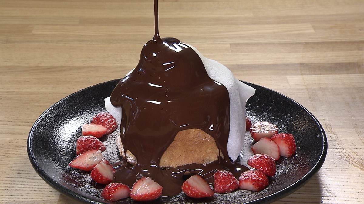 夜カフェ専門店が始めた昼の映えスイーツ！「ラクレットチョコ」をかける新感覚スイーツが登場…カフェ　月夜（金バク！2026年10月9日OA）