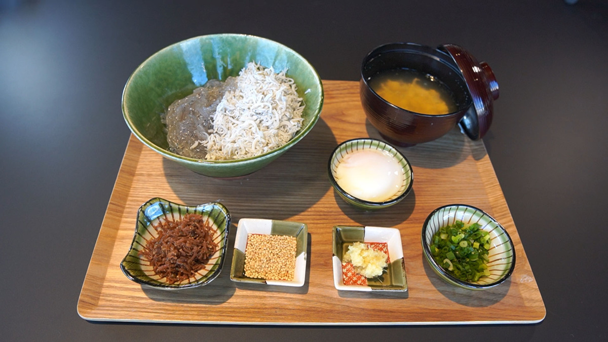 工場直営の食堂で極上の朝食！旬の生シラスと釜揚げシラスのハーフ&ハーフ丼に感動！…じゃこ丸（金バク！2026年10月16日OA）